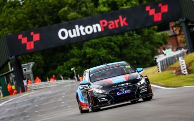 Restart Racing battle hard to secure points at Oulton Park